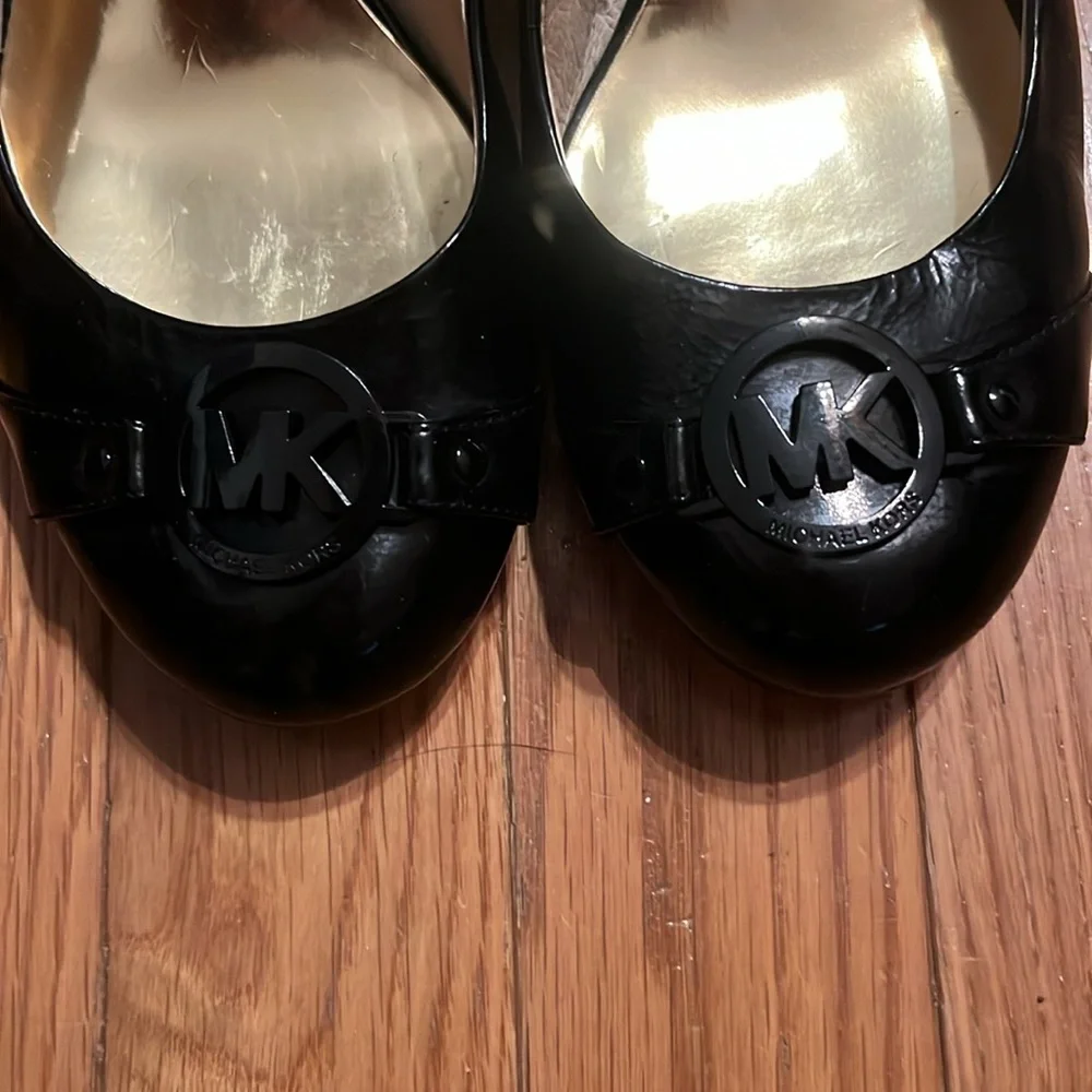 Michael Kor Black Logo Shoes 2.5 inch heel rounded toe - Picture 2 of 15